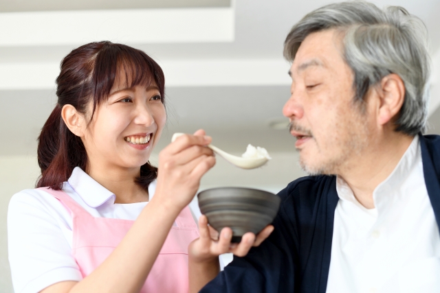 未経験 資格なし 食事介助 大変 派遣